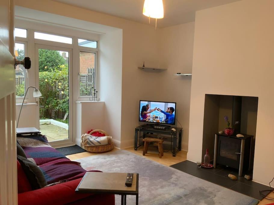 Warm And Cosy City Centre Home Near Train Station Chichester Exterior photo